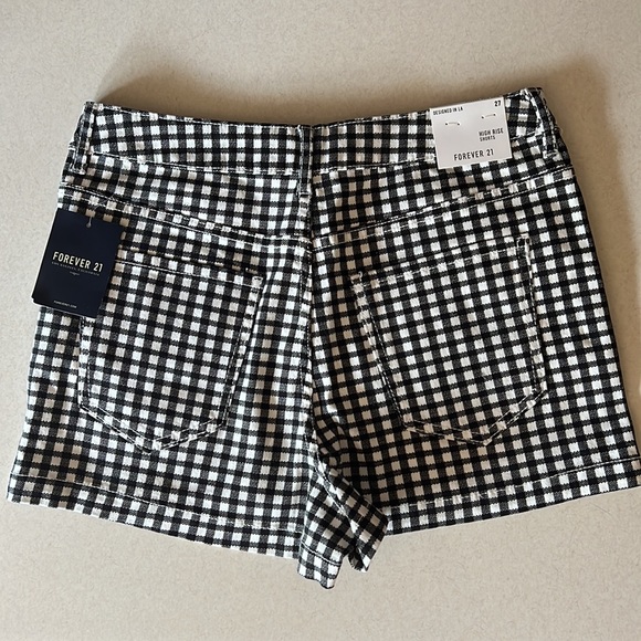 Forever 21: High Rise Woven White and Black Shorts - Picture 2 of 4
